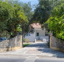 4 bedroom villa with pool by the sea, near Corfu town, sleeps 8